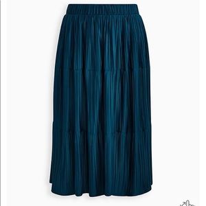 PLEATED KNIT TEA LENGTH SKIRT
